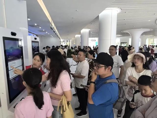 【山水黔南多奇幻】国庆旅游消费市场火爆，平塘“旅游饭”越吃越香