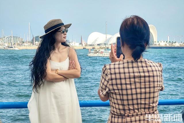 热浪挡不住热情，青岛海滨游客如潮