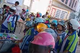 小学生走路也要戴头盔？别再让学校管交通了 | 新京报快评图片