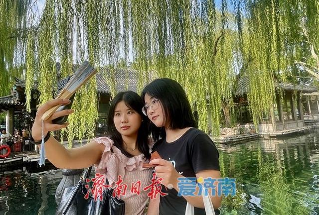 一年四季 泉在济南丨“趵突腾空”引客来 暑期尾声，趵突泉游客络绎不绝