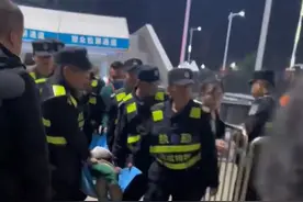 歌迷在薛之谦演唱会上突发不适被担架抬出，安保公司：已移交医疗组图片