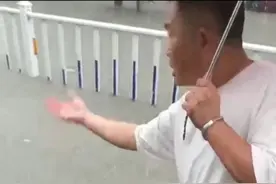 “我用做好事来怀念你，我最爱的人”  暴雨中人形警示牌的背后图片