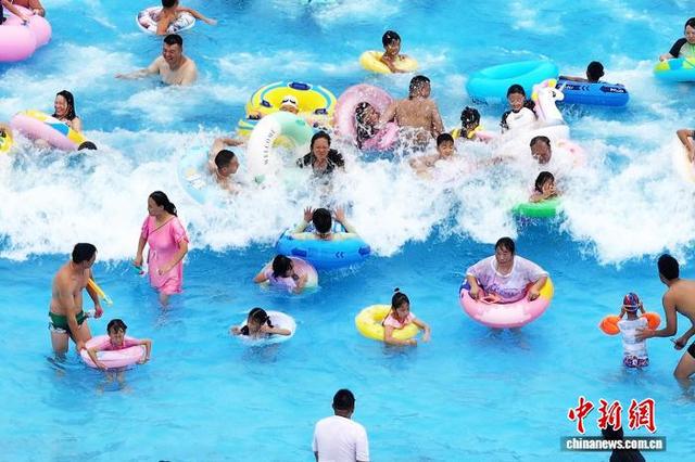 南京持续高温 民众涌进泳池戏水觅清凉