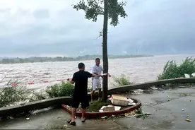 应对强降雨天气 乐山紧急转移避险9000余人图片