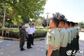 鱼台县开展“八一”走访慰问驻鱼武警部队官兵和立功受奖现役军人家庭活动图片