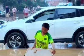 对话榕江街头清淤的7号足球少年：喜欢C罗，清淤是为了让人们走路不会摔跤图片