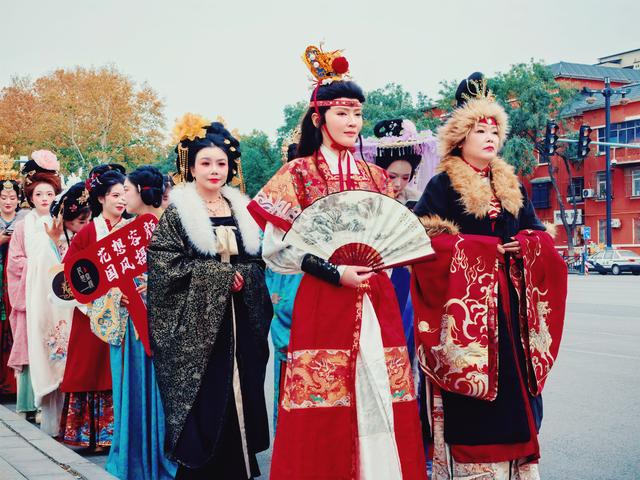 “凤舞神都·汉服同行” 汉服出行日活动在洛阳老城举行