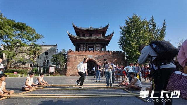 行游五溪解码“福”地第三届“名评名家湖湘汇”网络主题活动走进怀化