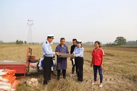 “护”秋收“唠”安全 济宁市中交警筑牢平安乡村路图片