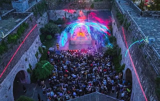 中华门夜游放大招！持《南京照相馆》票根享优惠，还有开学季双重福利来袭~