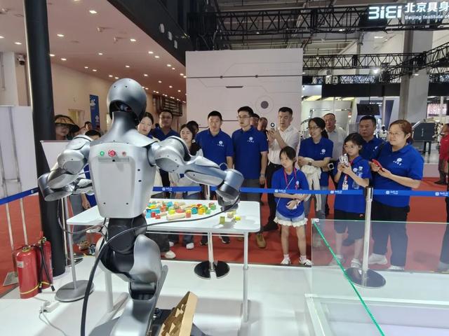 体验机器人魅力 启迪新型工业化梦想——2025世界机器人大会迎来8位“特殊访客”