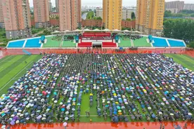 山东商务职业学院举行2024级新生开学典礼暨军训表彰大会图片