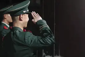 双胞胎武警战士休假，给妈妈送上惊喜图片