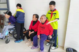 “巧手制贺卡情暖母亲节”主题活动图片