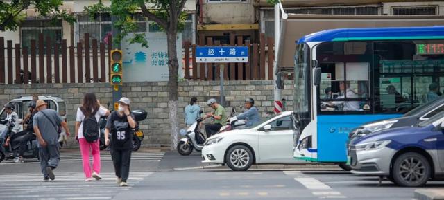 后来我走过了很多路，再没见过经十路那样的路
