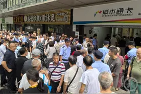 敬老卡升级首日换卡老人排成长龙 官方：未来9个月还能用，慢慢换图片