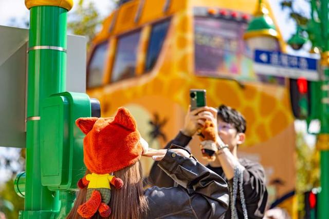 上海迪士尼乐园“疯狂动物城”主题园区开放2周年，《疯狂动物城2》票房破36亿元