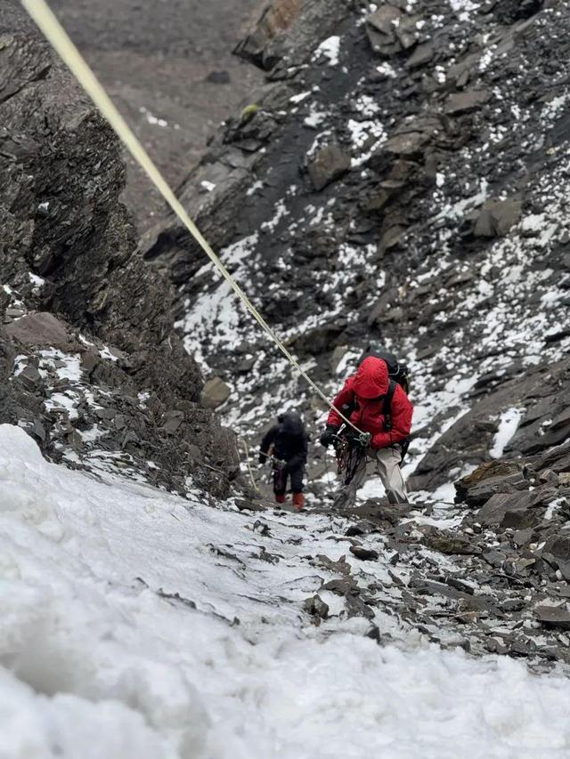 北大登山队成功两峰连登——那玛峰、贡巴峰