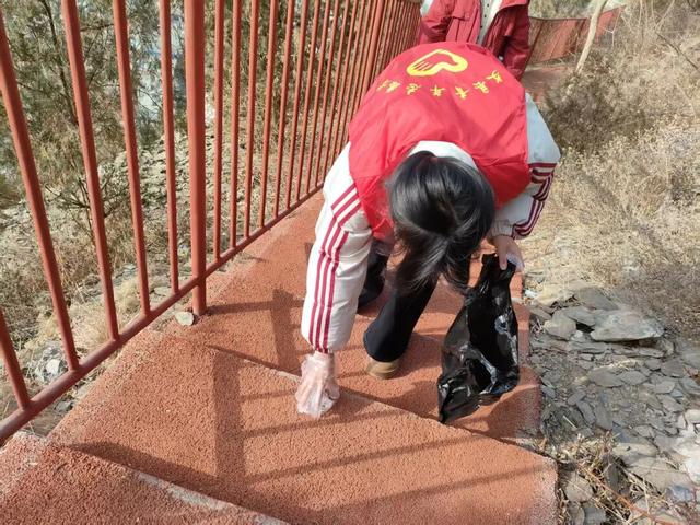 【青春护绿志愿行，环境焕新我先行】文县团委积极组织“返家乡”大学生参与环境卫生整治