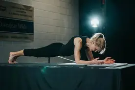 加拿大58岁女子平板支撑超4.5小时 打破世界纪录图片