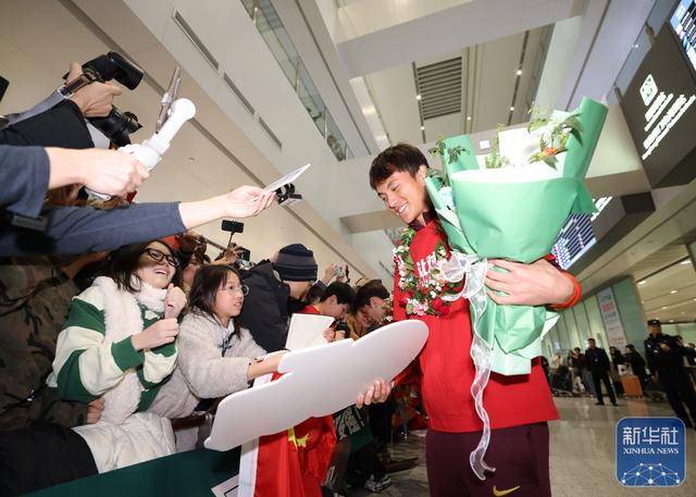 U23国足抵达北京	，大批球迷到机场迎接