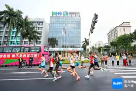 海南银行万宁支行积极助力2025年万宁马拉松图片