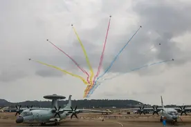 第十五届中国航展12日在珠海开幕 每天飞行表演约4小时图片