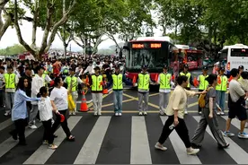 西湖断桥边“人墙”上线，队长透露：每天8小时，举旗吹哨1200多次图片