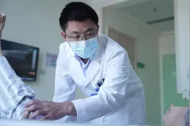 仰头玩手机能预防颈椎病？专家表示，“低头族”偶尔仰头向上有好处，但长时间后仰也伤颈椎图片