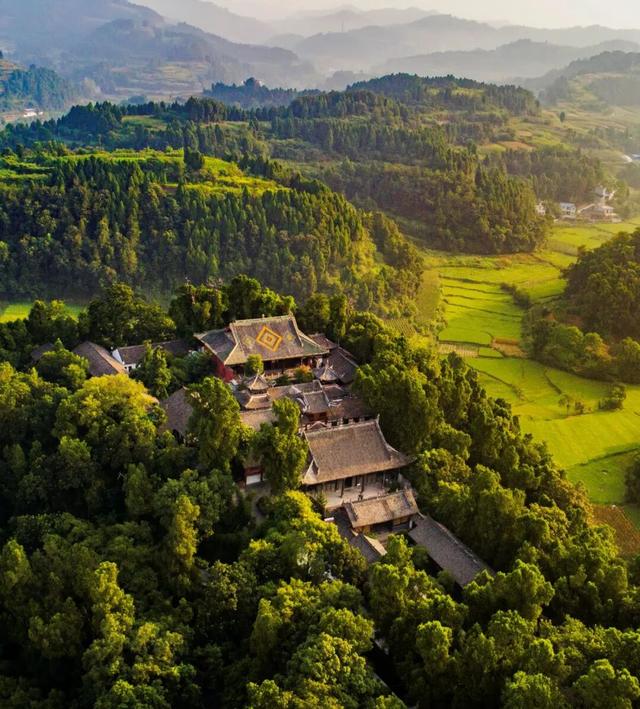 安逸四川 乐游绵阳 ‖ 郪江古镇：古榕听雨，崖墓谜光，邂逅千年王城遗韵