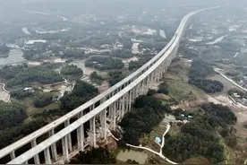 渝遂复线高速小安溪特大桥贯通 年内建成通车图片