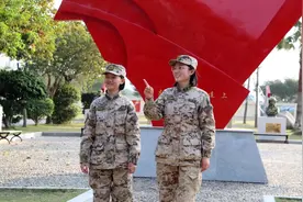 这名女兵班长，好暖！图片