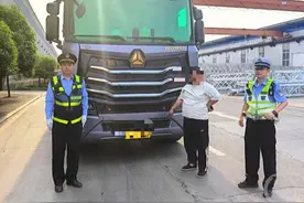 货车高速收费站强行冲关下道！行拘图片