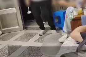 江苏扬州一男子称因拒拆迁被人上门敲盆骚扰，当地：因征收补偿款有分歧，目前已达成一致图片