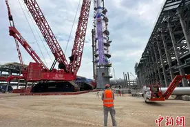 中企承建 泰国千吨重塔器吊装成功图片