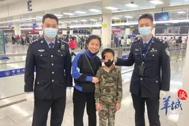 萌娃Citywalk到口岸，边检民警暖心送他找妈妈图片