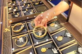 捡了金手链说“丢了”，法院为何判“担责”？ | 新京报快评图片