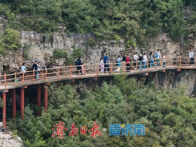 一年四季 泉在济南 | 国庆假期，石崮寨迎客流小高峰