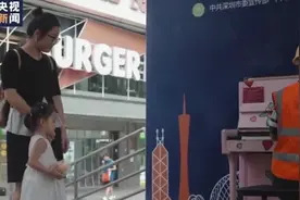 58岁农民工在深圳街头弹奏公益钢琴：做完再累的事，弹一曲就舒服了图片