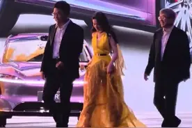 余承东和刘亦菲合照时害羞了，手都不知道放哪好，此前曾辟谣绯闻：我都没见过她图片