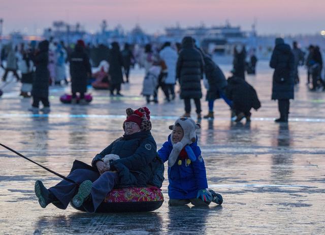 【中国那些事儿】外媒：中国冬季游“热力全开” 元旦假期旅游消费南北两旺