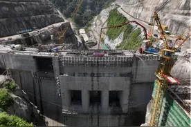 印尼巴塘水电站大坝全线封顶图片