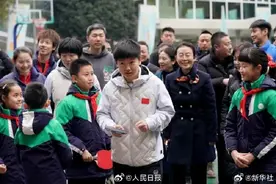 国乒在成都与市民切磋球技图片