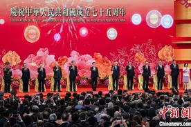 香港特区政府举行国庆75周年升旗仪式和酒会图片