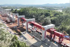 为架桥机安上“绿色心脏” 全球首台千吨级新能源架桥机“应龙号”研制成功图片