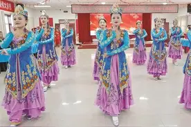 库尔勒：来看看我们的“村晚”图片