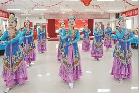 库尔勒：来看看我们的“村晚”图片