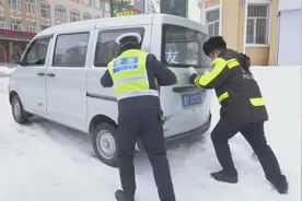 【新闻快车】加格达奇区以雪为令齐上阵，护航群众出行路图片