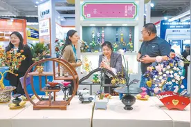 北京：非遗手工艺品亮相国际礼品展图片