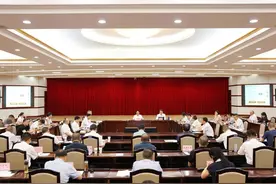 州政府党组理论学习中心组举行2024年第七次集中学习暨党纪学习教育第四次专题学习图片